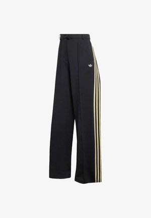 Czarne spodnie o szerokich nogawkach z teksturowanym wykończeniem, z żółtymi i białymi pionowymi paskami po bokach oraz małym białym logo blisko pasa.