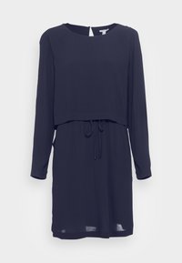 Vestido azul marino con mangas largas, escote redondo y una capa superior corta. Presenta una cintura ajustable con cordón y un detalle en la parte posterior en forma de lágrima.