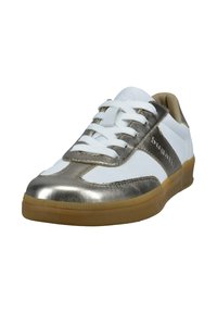Weiße Sneaker mit metallisch goldenen Akzenten, glattem Synthetik-Obermaterial, runder Zehenpartie, Schnürdesign und Gummisohle. Strukturierte Details entlang der Nähte.