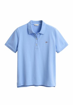 Lichtblauw poloshirt met korte mouwen, kraag, drieknopsbies en een klein geborduurd logo op de linkerborst.
