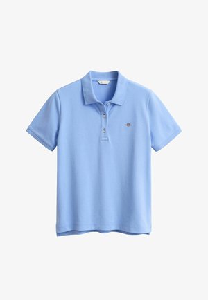 Lichtblauw poloshirt met korte mouwen, kraag, drieknopsbies en een klein geborduurd logo op de linkerborst.