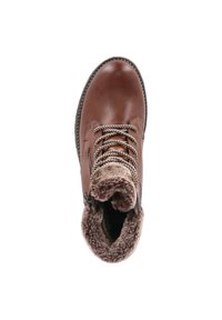 Bota de cuero marrón con un cuello de pelo sintético texturizado, punta redonda y cordones en contraste, con una cremallera lateral para facilitar el uso.