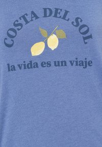 Niebieska bawełniana koszulka z nadrukiem "COSTA DEL SOL" i "la vida es un viaje" w ciemnym kolorze, z grafikią żółtej cytryny i zielonymi liśćmi.