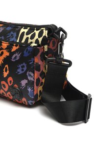Borsa a tracolla multicolore con motivo a leopardo, dotata di una tracolla nera regolabile e una chiusura con zip. Tessuto resistente con accento logo.