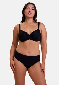 Ensemble de bikini noir comprenant un soutien-gorge structuré avec armatures et bretelles ajustables, ainsi que des culottes taille mi-haute assorties, fabriqué dans un tissu doux.