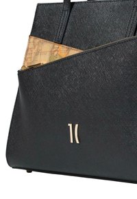 Borsa nera testurizzata con logo metallico dorato e tasca interna a motivo mappa. Design audace e angolare con due manici.