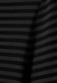 Ύφασμα με μαύρες και σκούρες γκρι ρίγες, με απαλό ύφος και ομοιόμορφο πλέγμα, κατάλληλο για διάφορες εφαρμογές ρούχων.