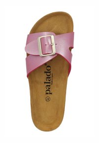 Rosa lädersandaler med bred rem, silverspänne och en vadderad, beige fotbädd. Varumärket är tryckt på sulan.