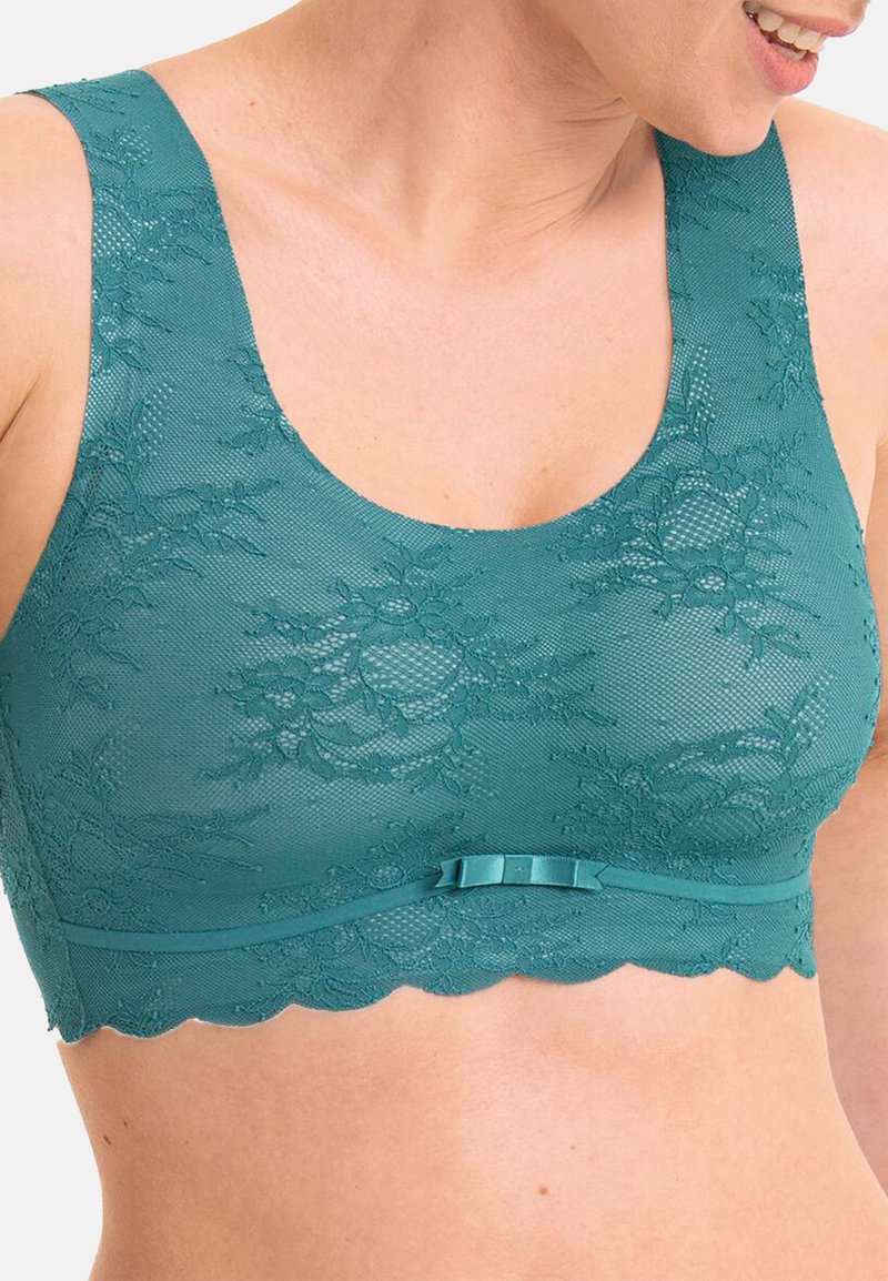 Teal Spitzen-Bralette mit glatter Textur, floralen Mustern, gewelltem Saum und einem kleinen Bandakzent in der Mitte des Bundes.