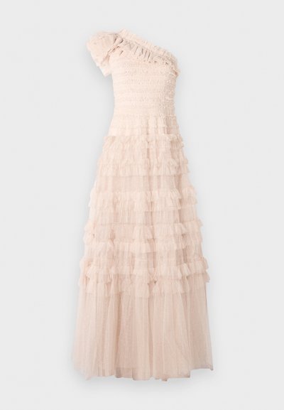 Asymmetrisk one-shoulder kjole i lys beige, med en smocked bodice og lagdelte volanger i den flydende nederdel med prikket tekstur.