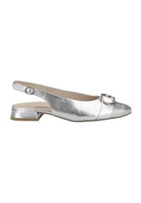 Stříbrná slingback obuv s špičatou špičkou, plochým podpatkem a dekorativním kruhovým akcentem na nártu. Texturovaný kovový kožený povrch.