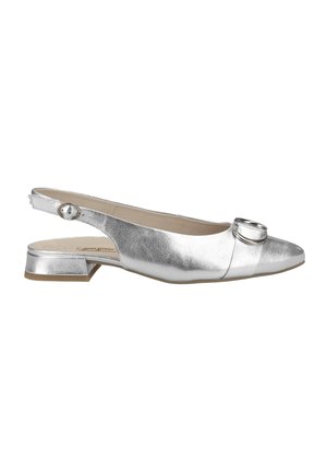 Scarpa slingback argento con punta appuntita, tacco basso e un'accortezza decorativa circolare sul davanti. Finitura in pelle metallica testurizzata.