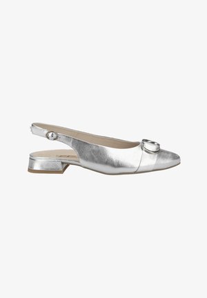 Chaussure argentée à talon slingback avec un bout pointu, un talon plat et un accent circulaire décoratif sur le dessus. Finition en cuir métallisé texturé.