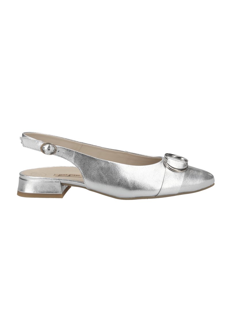 Stříbrná slingback obuv s špičatou špičkou, plochým podpatkem a dekorativním kruhovým akcentem na nártu. Texturovaný kovový kožený povrch.