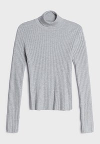 Pull en maille côtelée gris clair à col roulé avec des manches longues, posé à plat sur un fond blanc.