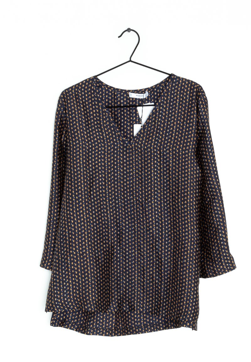 Blusa blu navy con pois dorati, scollo a V e maniche a tre quarti, caratterizzata da una vestibilità ampia e una leggera plissettatura all'orlo.