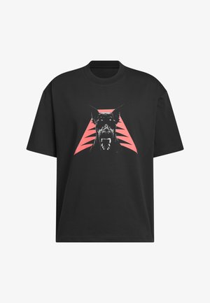Zwart oversized T-shirt met een afbeelding van een grommende hond in zwarte en roze accenten, met hoekige roze vormen achter het ontwerp.