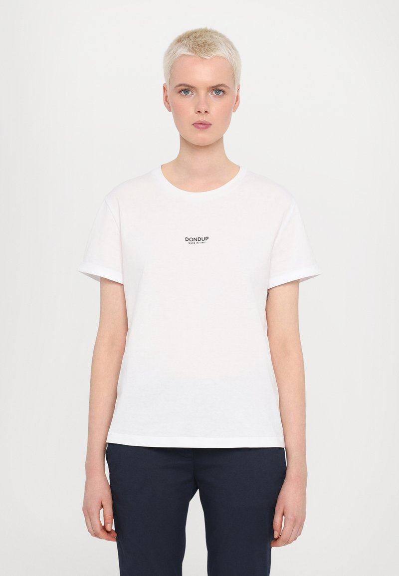 Hvid bomulds T-shirt med rund hals og optrukne korte ærmer. Sort "DONDUP" logo trykt på brystet. Glat tekstur, afslappet pasform.