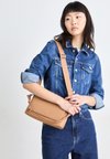 MUST SHOULDER BAG - Sac à main - lion