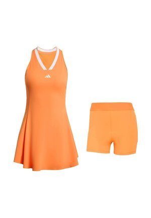 Oranssi urheilumekko, jossa levenevä helma ja valkoiset reunukset, yhdistetty samanvärisiin oransseihin shortseihin. Kangas näyttää sileältä ja joustavalta.