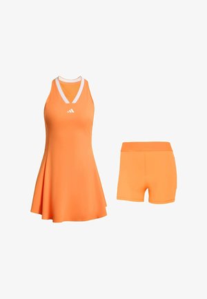 Oranssi urheilumekko, jossa levenevä helma ja valkoiset reunukset, yhdistetty samanvärisiin oransseihin shortseihin. Kangas näyttää sileältä ja joustavalta.