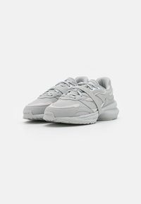 adidas Originals ZENTIC  - Sporta apavi - stone/dash grey/core black