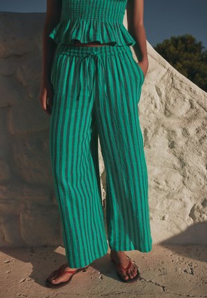 Next, REGULAR FIT - WIDE LEG PULL ON TROUSERS . - Pantalones - green stripe
