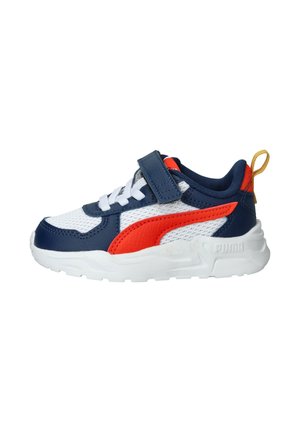 Baskets de sport bleu marine et blanches avec des accents rouges, tige en mesh, fermeture à lacets et Velcro, semelle en caoutchouc et sangle de tirage jaune. Marque PUMA visible.