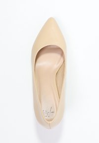 Beigenväriset patenttinahkaiset avokkaat, joissa on kärkikärki, sileä pinta ja matala leikkaus. Sisäpuolella on vaalea, pehmeä vuori.