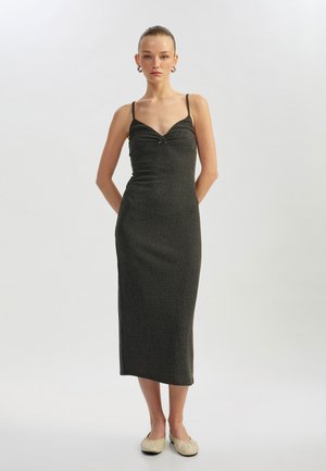 Schwarzes Strickkleid mit figurbetonter Silhouette, V-Ausschnitt, dünnen Trägern und gerafften Details an der Büste, das bis zur Mitte der Waden reicht.