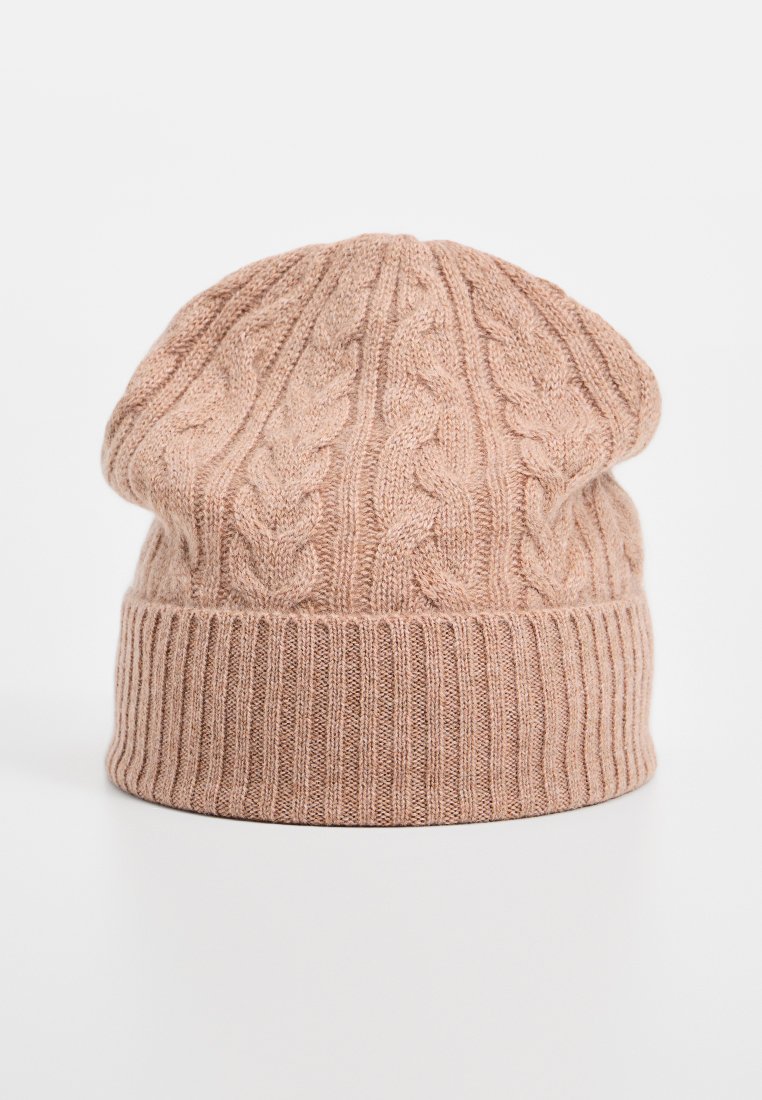 Jasnobrązowa dziana czapka z wzorem w warkocze i szerokim ściągaczem, zaprezentowana na jednolitym białym tle.