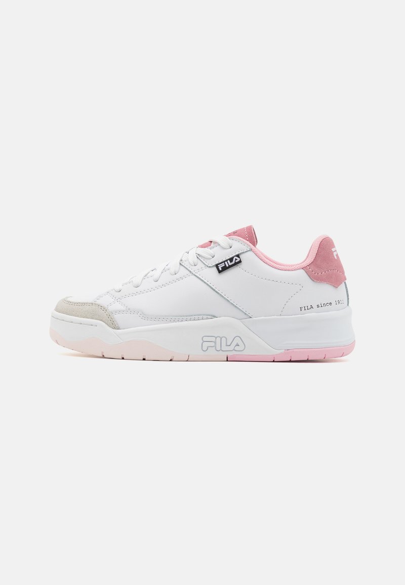Sneaker bianca con accenti rosa, caratterizzata da una tomaia in pelle liscia, una punta grigia testurizzata e un colletto imbottito con il marchio sul lato.