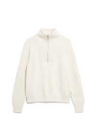 Pull blanc côtelé avec col montant et petite fermeture éclair. Il présente une coupe carrée, un col large et des accents texturés subtils.