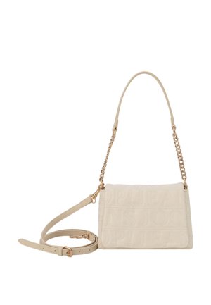 Beige rechthoekige handtas met reliëftekst, voorzien van een korte ketting en leren schouderband met goudkleurige hardware.
