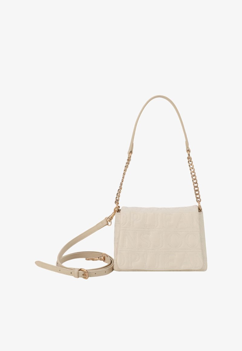Beige rektangulær skuldertaske med præget tekst, der har en kort kæde og et læder skulderrem med guldfarvet metal.