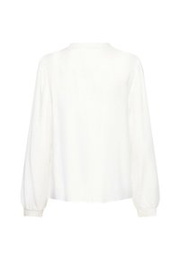 Camicia bianca con maniche lunghe e ampie, orlo leggermente asimmetrico e scollo rotondo; realizzata in un tessuto leggero con una texture liscia.