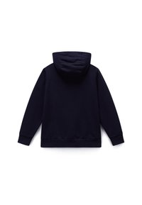 Tmavomodrá mikina s kapucňou, mäkkého materiálu, s dlhými rukávmi a pružnými manžetami. Má látkovú kapucňu a jednoduchý, minimalistický dizajn.