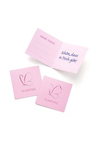 Rozā kartona dāvanas kartes ar reljefu izveidotu tauriņu dizainu un tekstu "GLANZVOLL". Iekļauta locāma kartīte personalizētām ziņām.