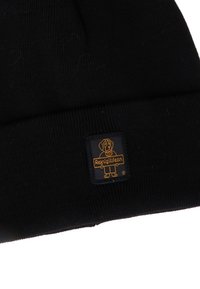 Berretto in maglia nera con texture a costine. Presenta un'etichetta rettangolare nera con un cane cartone animato arancione e il testo "RefigiWear".