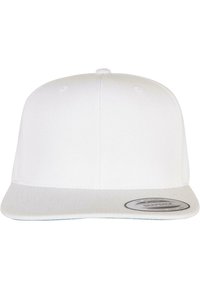 Witte snapback pet met een vlakke rand. De stof lijkt glad; het voorpaneel is stevig wit met een grijze onderkant op de rand.
