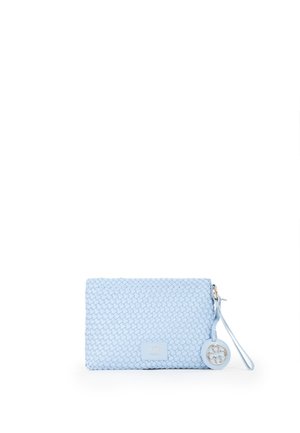 Clutch in pelle intrecciata blu chiaro con chiusura a zip, tracolla e un'etichetta metallica circolare con un design floreale.
