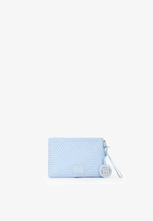 Clutch in pelle intrecciata blu chiaro con chiusura a zip, tracolla e un'etichetta metallica circolare con un design floreale.