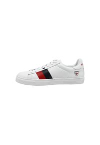 Sneaker in pelle bianca con strisce orizzontali rosse e nere, punta tondeggiante, chiusura con lacci e una toppa con logo sul lato e sul tallone.
