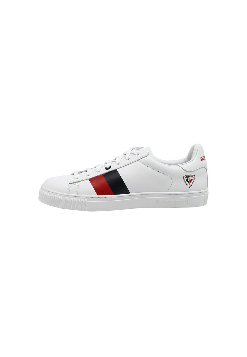 Sneaker in pelle bianca con strisce orizzontali rosse e nere, punta tondeggiante, chiusura con lacci e una toppa con logo sul lato e sul tallone.