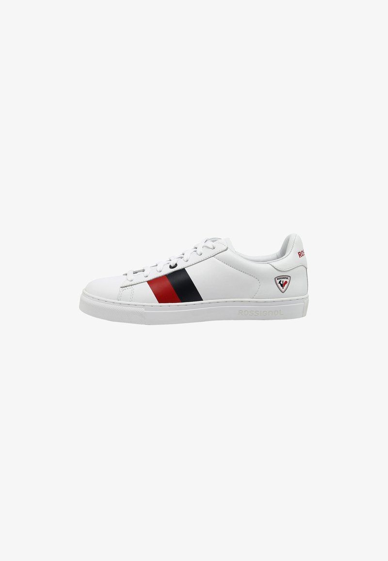 Sneaker in pelle bianca con strisce orizzontali rosse e nere, punta tondeggiante, chiusura con lacci e una toppa con logo sul lato e sul tallone.