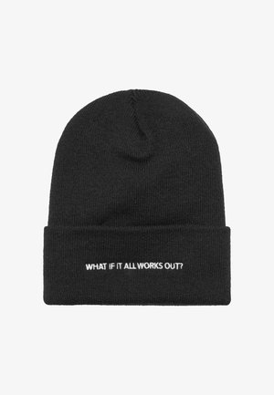 Fekete kötött sapka felgombolt széllel. Az elülső részén fehér hímzett szöveg található: "MI VAN, HA MINDEN JÓL SIKERÜL?". Puha tapintású.