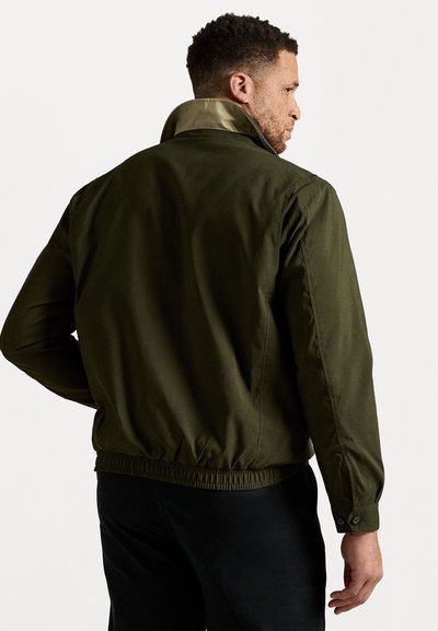 Veste bomber vert olive avec un col beige contrastant, une taille élastique et des poignets boutonnés, mettant en valeur un tissu lisse et durable.