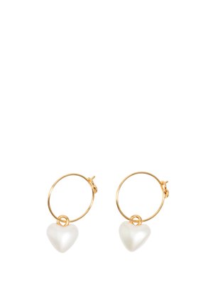 Pendientes de aro dorados con colgantes en forma de corazón de perla blanca colgando de cada aro, sobre un fondo blanco.