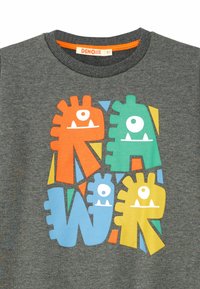 Grauer Pullover mit bunten Cartoon-Monster-Graphics in Orange, Grün, Blau und Gelb. Runde Ausschnittform und weiche Textur.