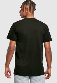 Merchcode MÄNNER LOVE YOURSELF FIRST - T-shirt print - black